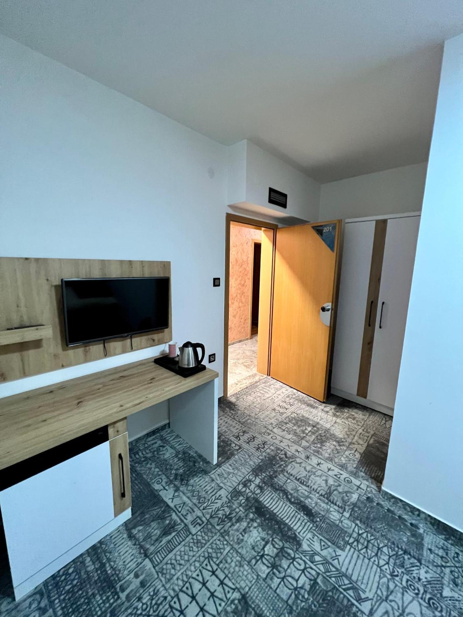 Hotel Brkic Sarajevo Airport - Free Parking ภายนอก รูปภาพ