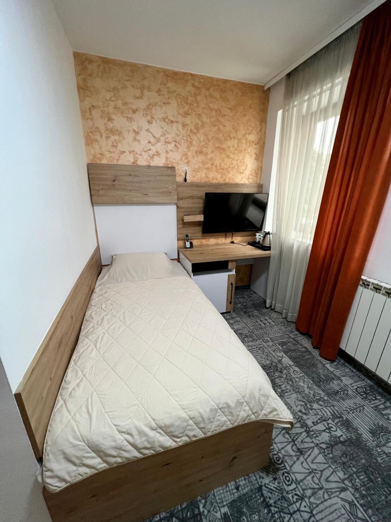 Hotel Brkic Sarajevo Airport - Free Parking ภายนอก รูปภาพ