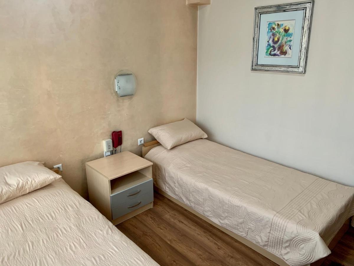 Hotel Brkic Sarajevo Airport - Free Parking ภายนอก รูปภาพ